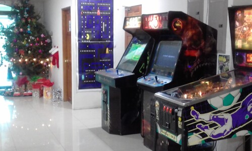 MERRY-CHRISTMAS-CALL-CENTER-GAME-ROOM-PINBALL95db940792099d4d.jpg